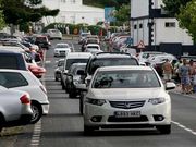 En la playa de Mi�o los coches buscan aparcamiento.