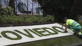 Un jardinero trabajando en el parque de San Francisco de Oviedo 