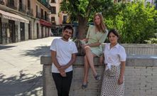 Marcos �lvarez, Aida Mart�nez y Cristina Ferreiro, fundadores de Patasbox, junto con el perro TIbet