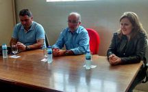 Jos� Juan Dur�n (centro) se reuni� con los armadores de Camelle. 