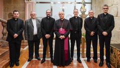 Los sacerdotes con el obispo, Leonardo Lemos, tras tomar posesin de sus nuevas responsabilidades