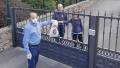 EL ALCALDE DE RIBERA ENTREGA UN KIT SANITARIO A UN VECINO EN PLENA
PANDEMIA