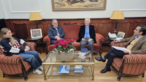 Un momento de la reuni�n entre el alcalde, la edila de Urbanismo y los representantes vecinales. 