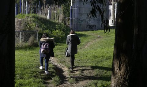 Los usuarios del parque usan senderos sin iluminaci�n y con barro. 