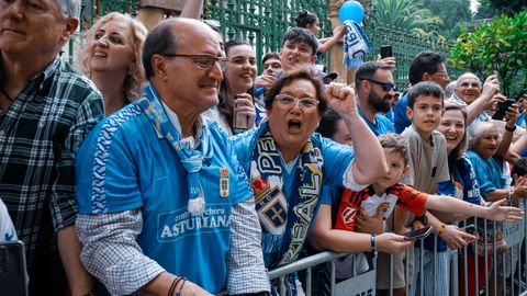 Cientos de personas durante la celebraci�n del ascenso a Primera Divisi�n del Real Oviedo