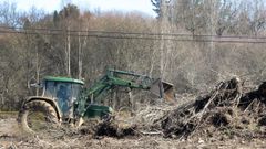 Trabajos de acondicionamiento realizados en el 2018 en una parcela abandonada de la parroquia de Ribas Pequenas, en Bveda, para dedicarla a la plantacin de cultivos forrajeros