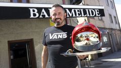 Hostelero y bombero. El santiagu�s se puso hace cinco a�os al frente del popular local de San L�zaro, abierto por sus padres en 1985