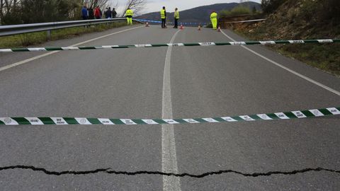 Una grieta en el tramo de carretera donde se produjo el derrumbe