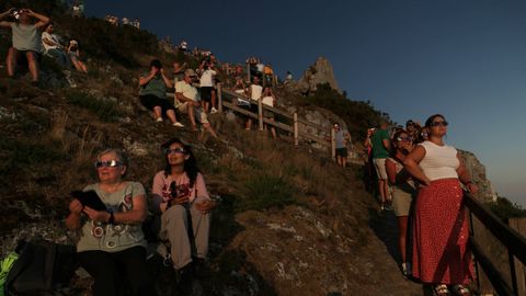 Gente disfrutando del eclipse solar desde el Pico Sacro