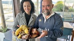 La concejala Mari�n Sanmart�n y el restaurador marinense Alfonso D�az posan con una bandeja de cocido gallego