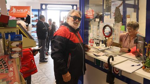 Esther Murados, lotera y librera, destaca y agradece la fidelidad de su clientela