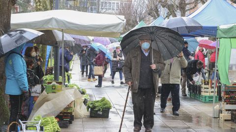 La lluvia no desanim a los asistentes al mercado de Carballo