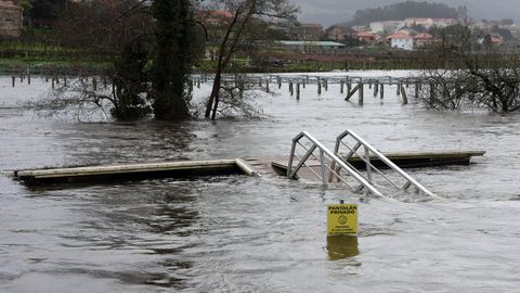 El r�o Umia desbordado a su paso por Cabanelas