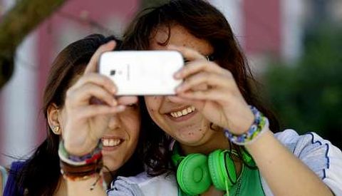 M�viles de �ltima generaci�n, aplicaciones de mensajer�a instant�nea y las redes sociales son el d�a a d�a de los adolescentes.