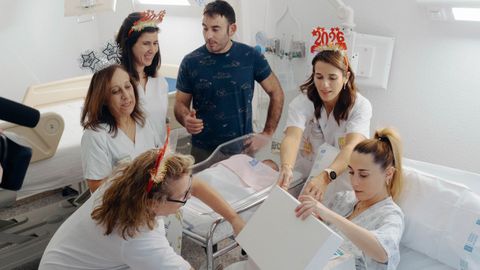 Iria y Yago con Coral, la primera beb� gallega del 2026, con personal de planta del CHUO