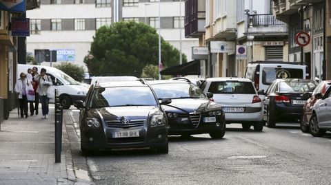 4. La calle Espa�oleto, en Esteiro, fue el escenario de 240 multas y v�a habitual de aparcamientos ocupando el carril de circulaci�n.
