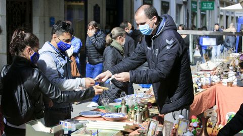 Tambi�n dentro del programa de las fiestas, en la R�a da Ra��a se celebr� una feria de artesan�a y antig�edades