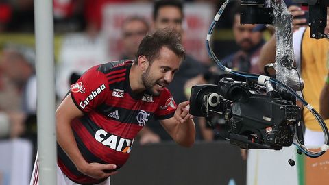Everton Ribeiro del Flamengo celebra ante una c�mara el gol que anot� para su equipo en el partido conttra el Porto Alegre de la liga brasile�a