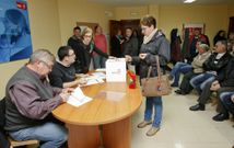 Elecci�n del candidato durante la asamblea del PSOE ayer por la tarde en Vimianzo. 