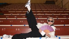 Isabel en una de las fotos que le hace su nieta para Not Your Granny