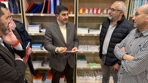 Pedro Blanco habl� en Boiro de las ayudas del Gobierno para la compra de libros de texto