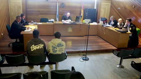 Los dos j&oacute;venes implicados en la agresi&oacute;n previa al crimen de Yoel Quispe, durante el juicio celebrado este martes en los juzgados de la calle Monforte