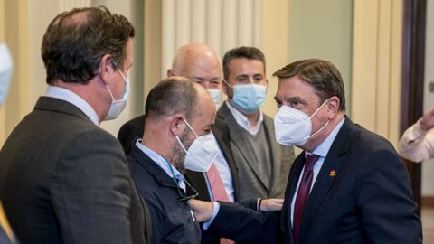 Primero y segundo por la izquierda, Javier Garat y Basilio Otero, frente al ministro Luis Planas, el pasado marzo, cuando les explic las ayudas a la flota por la guerra en Ucrania