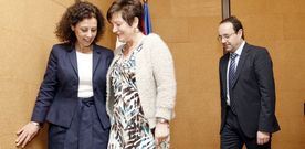 Carmen Dur�n conversa con la conselleira Mosquera. Les sigue el gerente de Xesti�n Integrada provincial, Garc�a Quint�ns. 