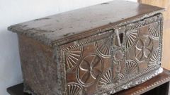 En esta arca de madera de cedro, que se conserva en una casa del municipio de Tapia de Casariego, lleg� el primer ma�z a Espa�a hace 400 a�os