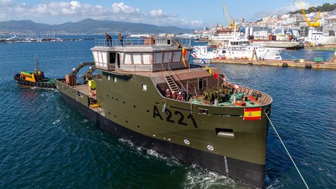 Botadura del buque prop�sito para la Marina Real de Suecia, ayer en Arm�n Vigo.