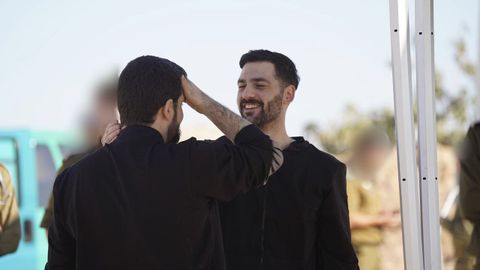 Los hermanos gemelos Gavli y Ziv Berman se reencuentran después de haber sido secuestrados ambos por Hamás