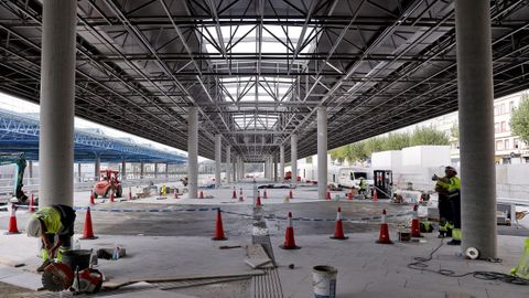 Dársena de pasajeros de autobuses, vista desde su interior.