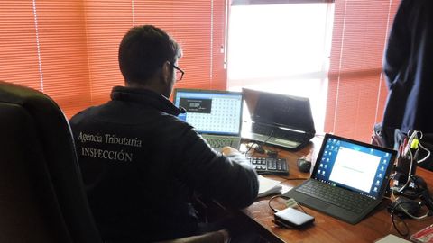 Un inspector de la Agencia Tributaria durante un control