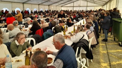 Muchos comieron en la carpa y otros se llevaron la bandeja a casa, por 20 euros, algunos con el caldo de noca, por otros 5