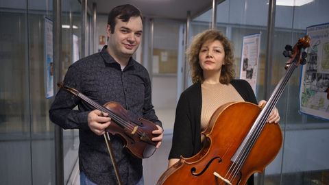 Boris y Elya, retratados este mi�rcoles en la Escola de Idiomas de Ferrol, adonde acuden a clases de espa�ol con la asociaci�n Goethe