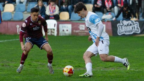 Yago Rodr�guez encara a un jugador del Pontevedra en el derbi reciente de Pasar�n.