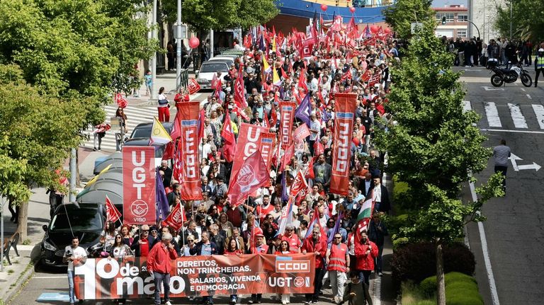 Primero de mayo manifestaci&oacute;n de UGT y Comisiones Obreras en Vigo: 2.200 asistentes seg&uacute;n la Polic&iacute;a Nacional, 25.000, seg&uacute;n el Concello