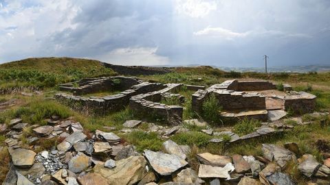 Restos de construccione en el castro de Formigueiros