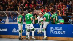 Los jugadores del Liceo, durante un tiempo muerto del partido del viernes frente al Igualada en Les Comes.