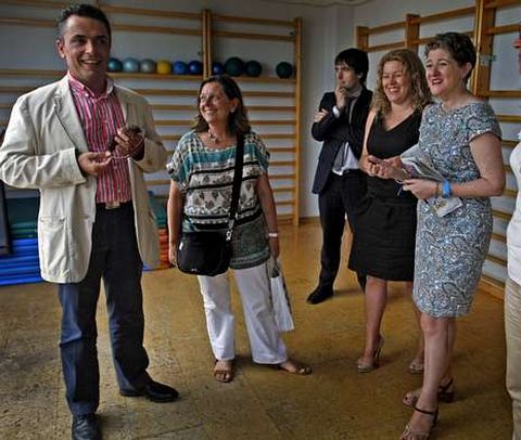 En la sexta planta de la sede de la ONCE se inaugur� una cl�nica de fisioterapia en la que trabajan invidentes. 