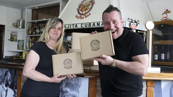 Joel y Maricha posan en su local del barrio de Santa Cecilia, en Nar&oacute;n, con &laquo;cajitas&raquo;.