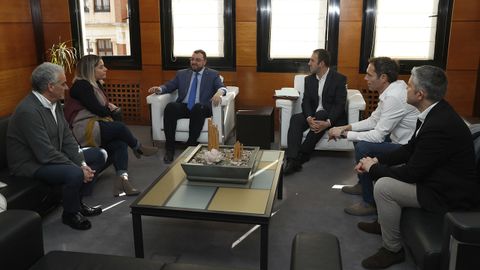 Adri�n Barb�n, con representantes de asociaciones de periodistas