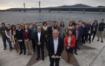 <span lang= es-es >Emblema del municipio</span>. Fueron dos las razones que llevaron al PP a elegir Abru�eiras para dar a conocer su candidatura al completo: escenificar que la r�a ser� una prioridad si llegan a ocupar el gobierno local y presumir del puente de la variante sobre la r�a como emblema de Noia. 