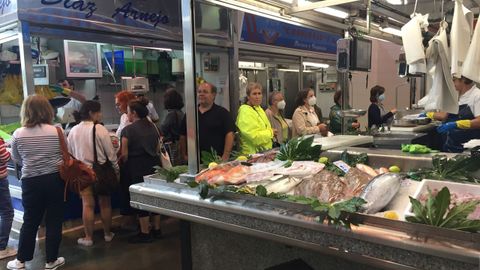 No paraban de atender clientes, muchos turistas, este mi�rcoles a mediod�a en las pescader�as de la plaza de abastos de Viveiro