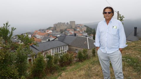 Pepe Garc�a con O Castro de Caldelas al fondo