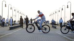 Gente paseando, a pie y en bicicleta, en Vilagarc�a 