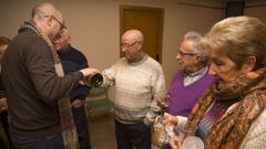 Baile y brindis de los mayores de Cabana con el alcalde, Jose Mui�o