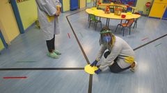 En la escuela, las flechas verdes y rojas marcan el sentido de la direcci�n