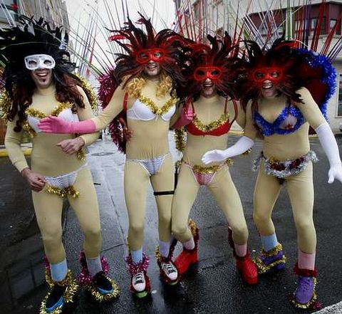 En Vila de Cruces no falt� el humor y modelitos como estos.