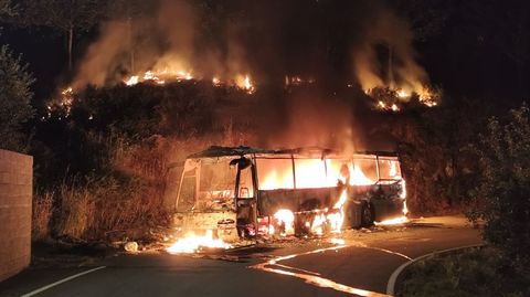 El autob�s que qued� calcinado, que llevaba tiempo parado en la parroquia de Verducido.